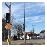 Ampel und Pfeile am Boden