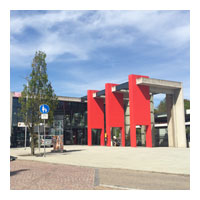 Bahnhof mit Fußgängerzone und Litfasssäule